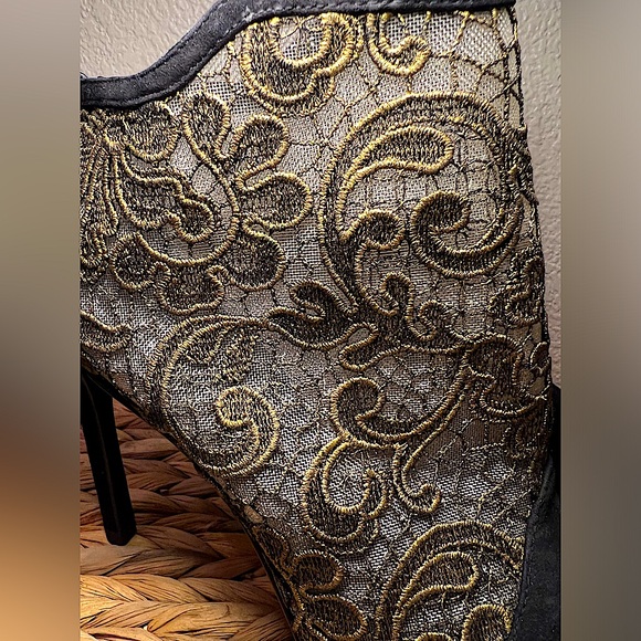 STUART WEITZMAN suede and lace stiletto bootie Heels 💛🖤🤍 - Picture 4 of 7